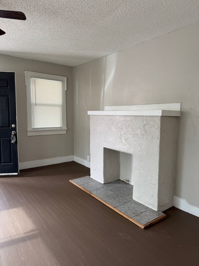 Building Photo - 702 N Buchanan St