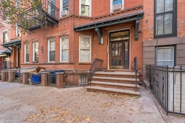 Building Photo - 318 Hudson St