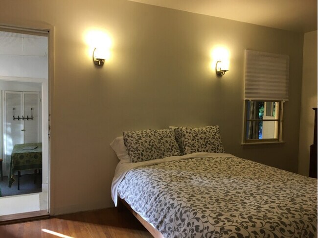 Bedroom with Queen - 4033 Stone Canyon Ave
