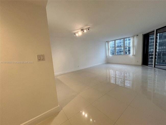 Building Photo - 1915 Brickell Ave