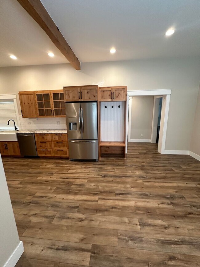 Foto del edificio - 1-Bedroom 1 Bath Apartment Attached To Mai...
