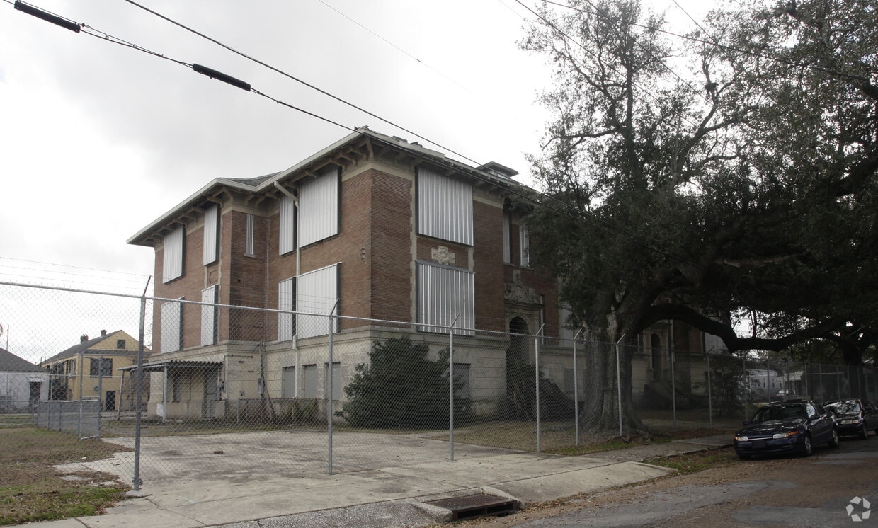Building Photo - The Rendon Condos