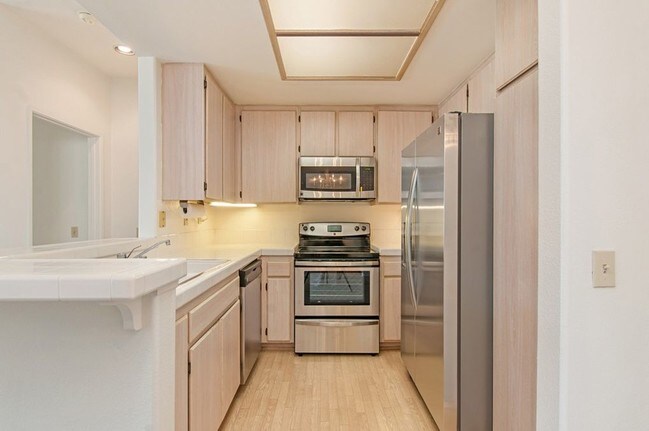 Building Photo - 550 Camino De La Reina