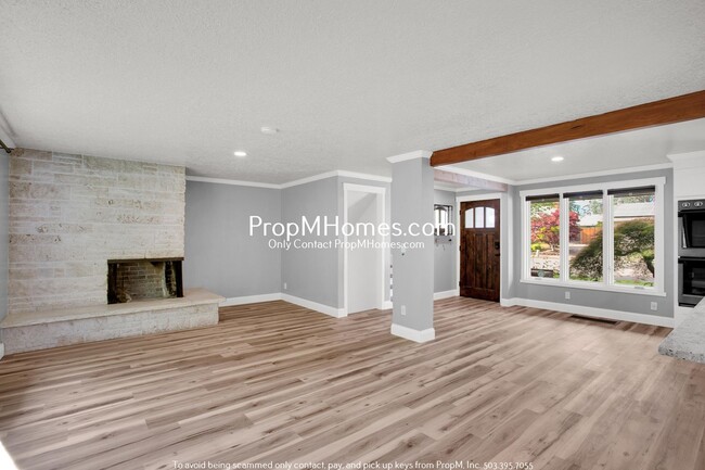 Foto del edificio - Beautifully Updated Four Bedroom Home in W...