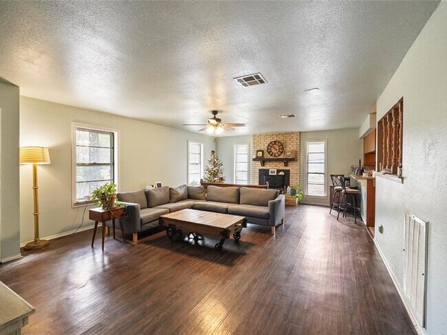 Building Photo - 3 Bedroom Single Family Home in Cleveland