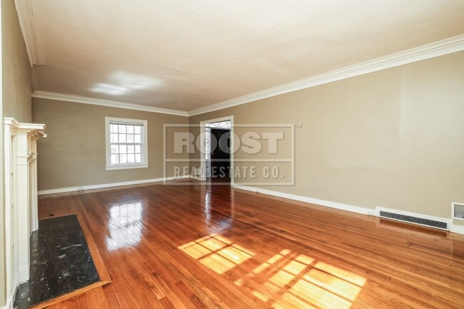 Building Photo - 5 bed 3.5 Bath Single Family Home Available in Dayton