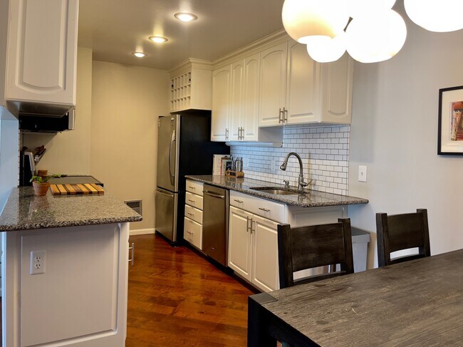 Electrodomésticos renovados y botellero incorporado. - 2262 Benson Ave