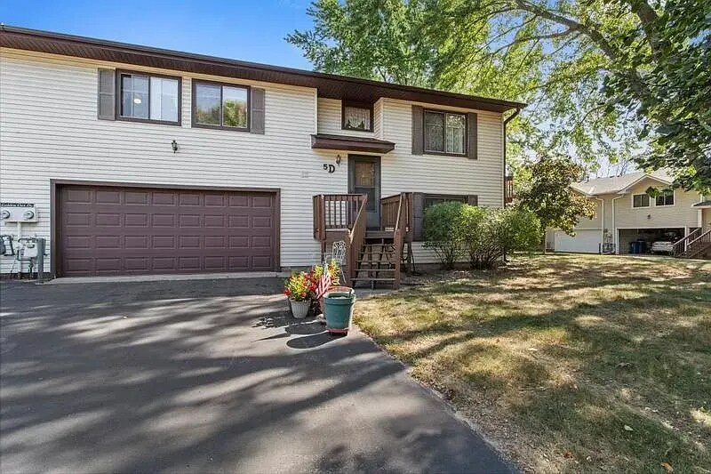 Primary Photo - 5 Golden Oak Dr