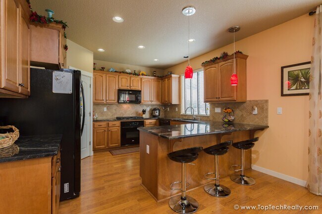 Foto del edificio - Stunning 3BD | 3BA | Luxury Single Family Home in Orenco | Near Intel & Park | Fenced Yard I Sola...