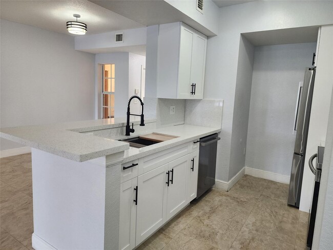 Building Photo - 2549 Centergate Dr