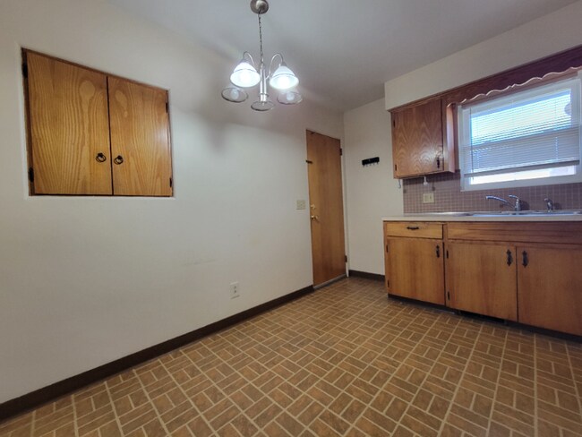 Building Photo - 423 Larkin Ave