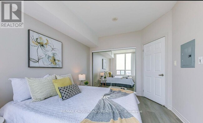 Building Photo - 3504 Hurontario St