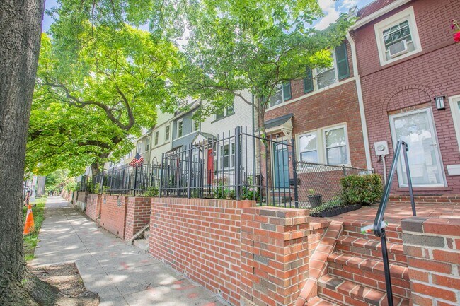 Foto del edificio - Lovely 2 BR/1 BA Townhome in NoMa!