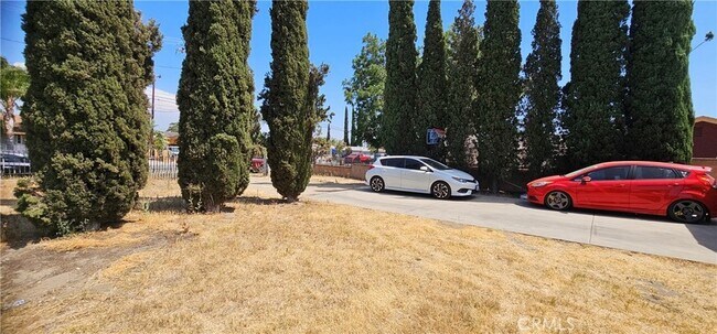 Foto del edificio - 7888 N Maple Ave