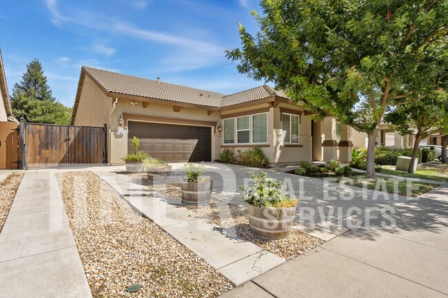 Building Photo - Stylish Pet-Friendly Home In The Gateway W...