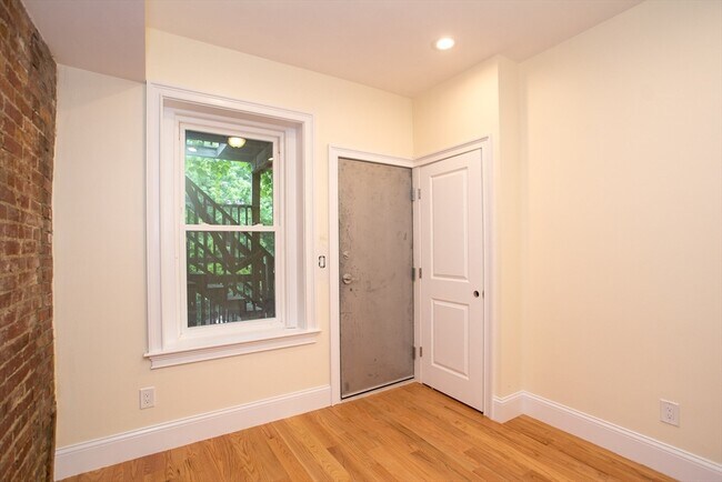 Foto del edificio - 79 Brighton Ave