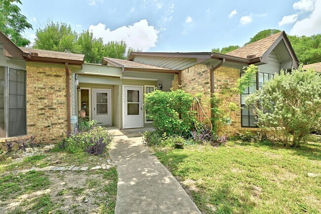 Foto del edificio - Charming condo in Park Like Setting availa...
