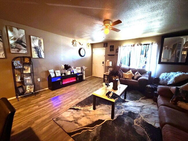 Building Photo - "Charming 3-Bed, 2-Bath - Spacious Comfort Awaits!"