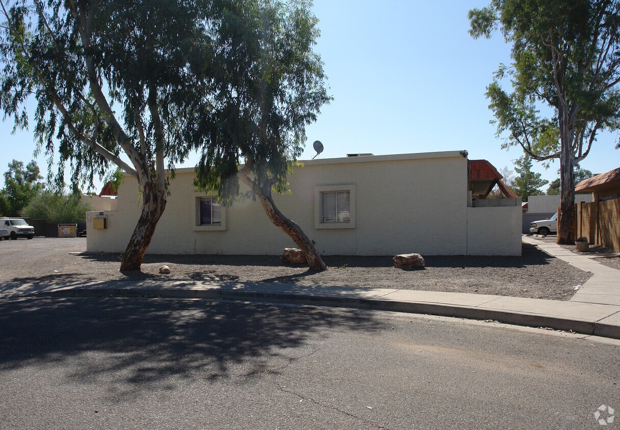 Building Photo - 2739 E Marconi Ave