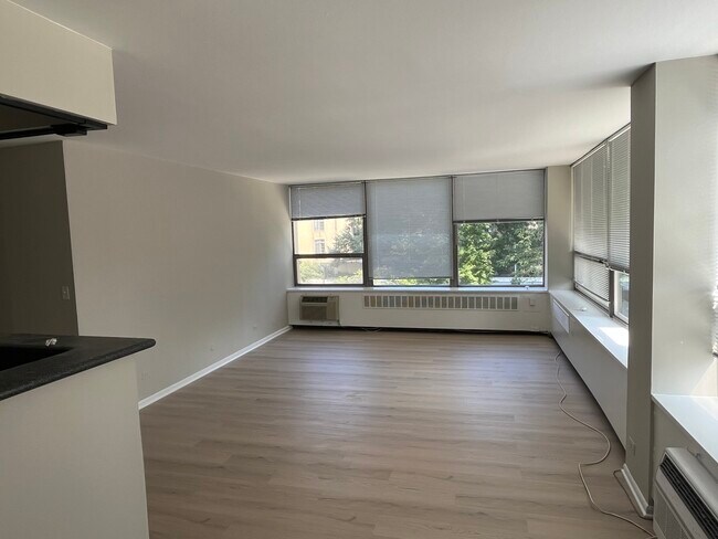 Foto del edificio - 1360 N Sandburg Terrace