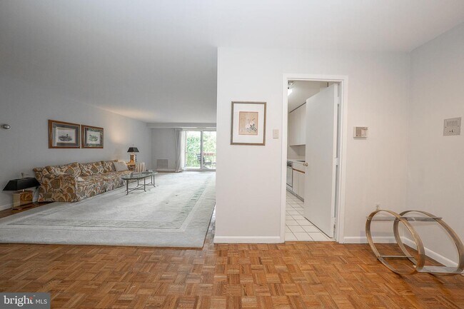 Building Photo - 1637 Oakwood Dr
