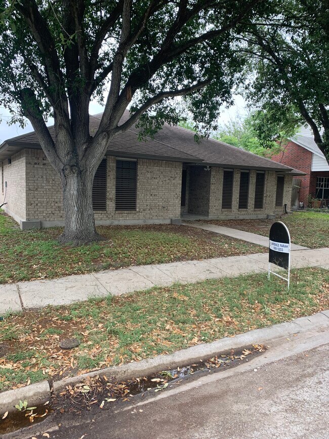 Foto del edificio - 4534 Silver Hollow Dr