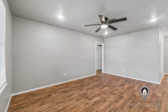 Building Photo - Charming 3 Bedroom Home +BONUS Room with Spacious Backyard