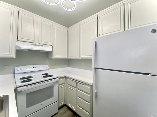 Building Photo - Beautifully Remodeled 3-Bedroom Condo! - W...