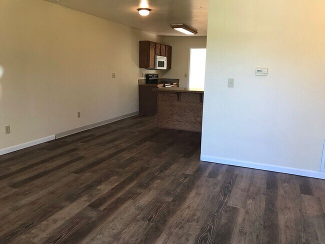 Building Photo - 2 Bedroom 2 Bathroom Home