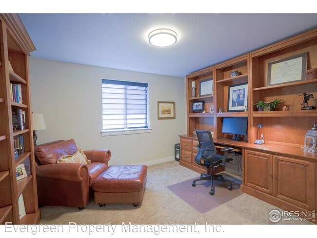 Building Photo - 3 br, 3.5 bath House - 294 E Chestnut St 1
