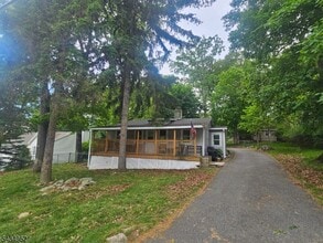 Building Photo - 10 Shawnee Rd
