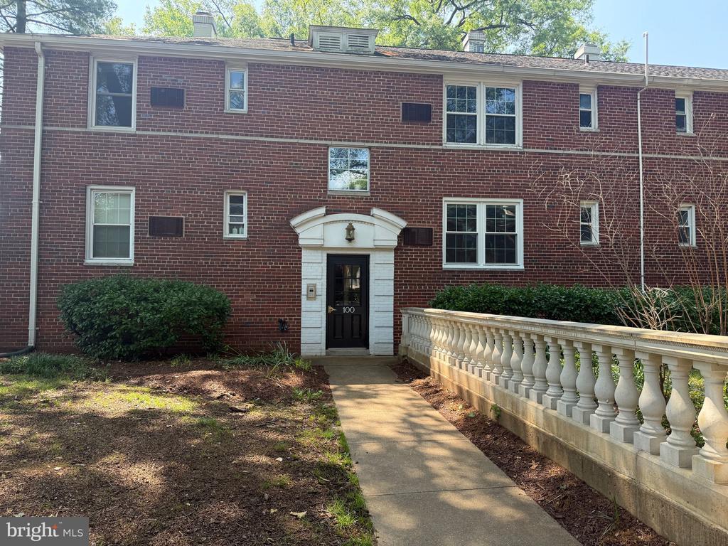 Primary Photo - 100 N George Mason Dr