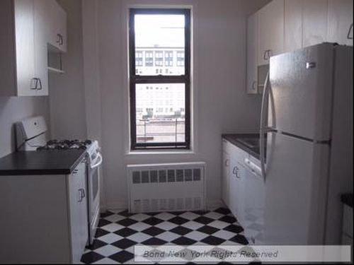 Building Photo - 215 W 101st St