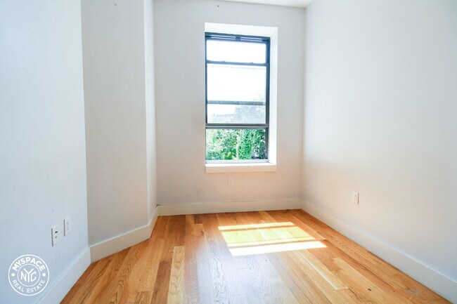 Foto del edificio - 462 Pulaski St