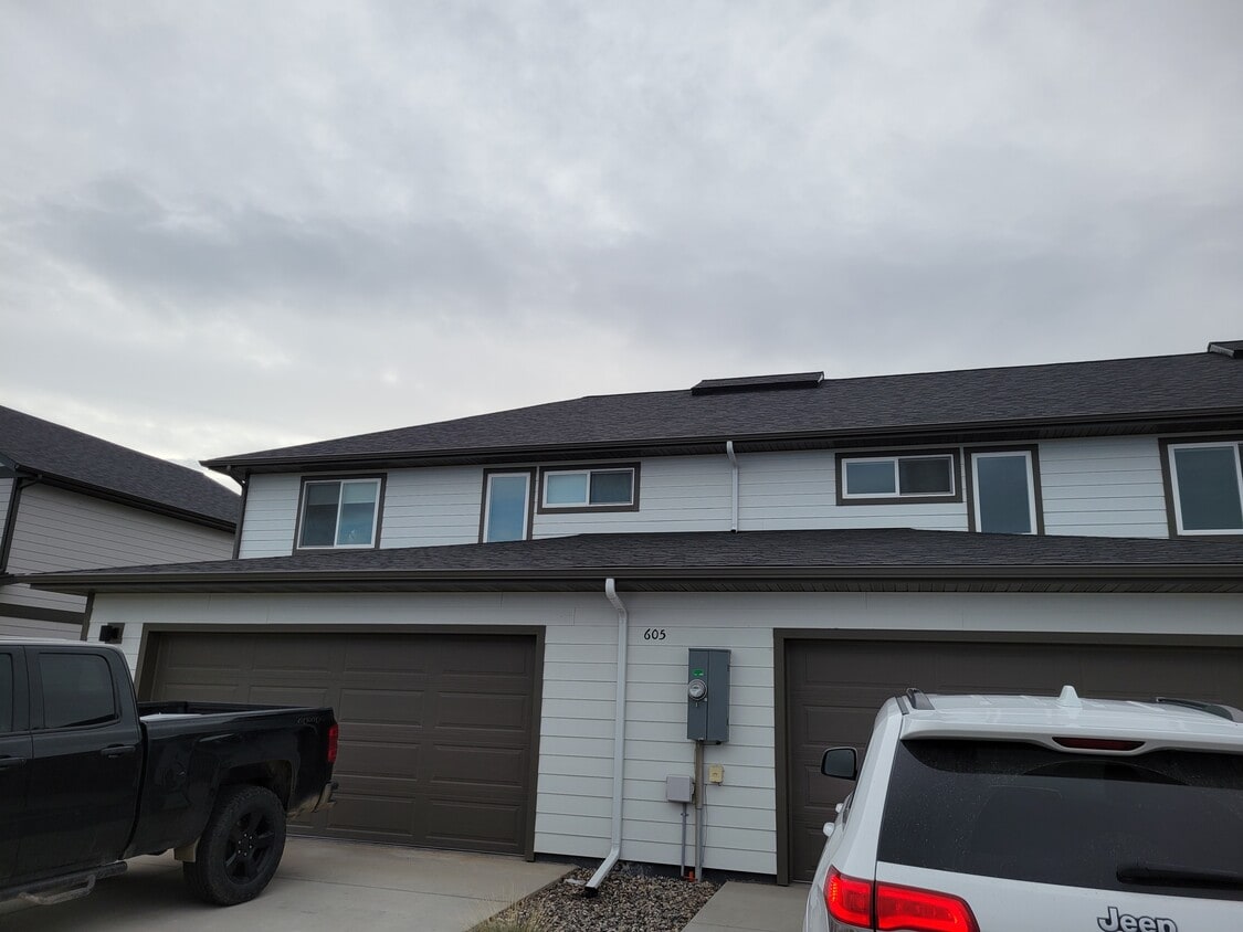 Building Photo - 605 Halfpipe St