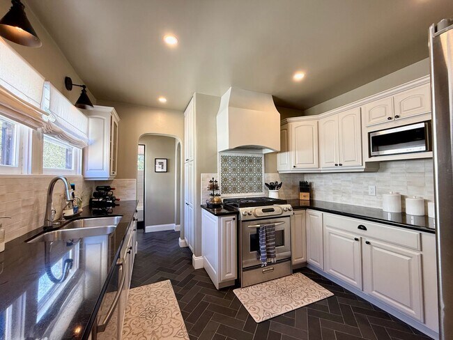 Foto del edificio - Furnished Santa Barbara 3 bedroom/2 bathroom Home