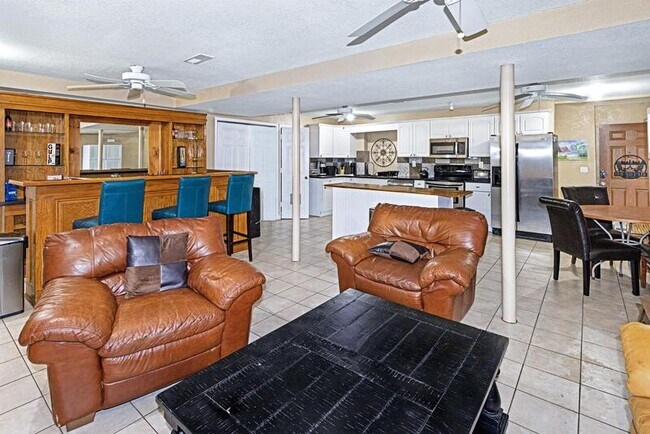 Foto del edificio - 3915 Cranbrook Court Northwest