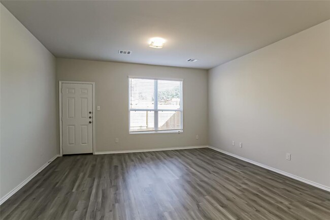 Foto del edificio - 4915 Sweet Chestnut Ln