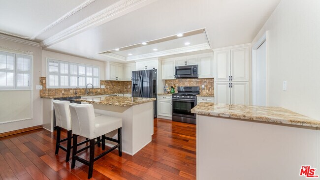 Foto del edificio - 18150 W Oxnard St