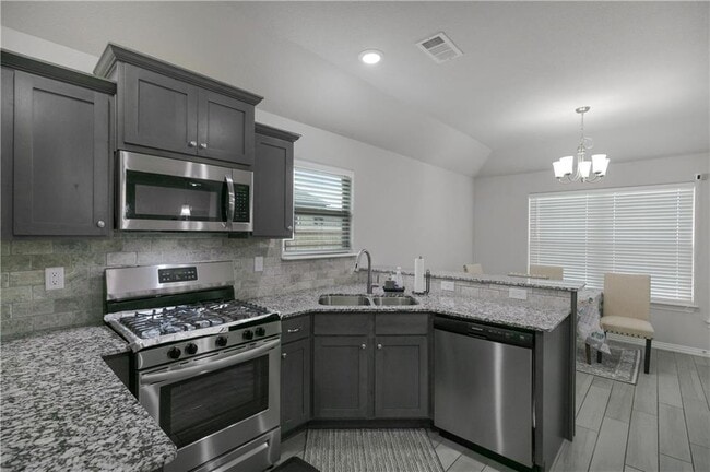 Building Photo - 6906 SW Basswood Ave