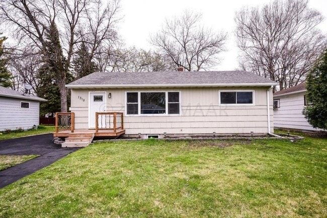 Building Photo - Spacious 4-Bedroom Moorhead Rambler with U...