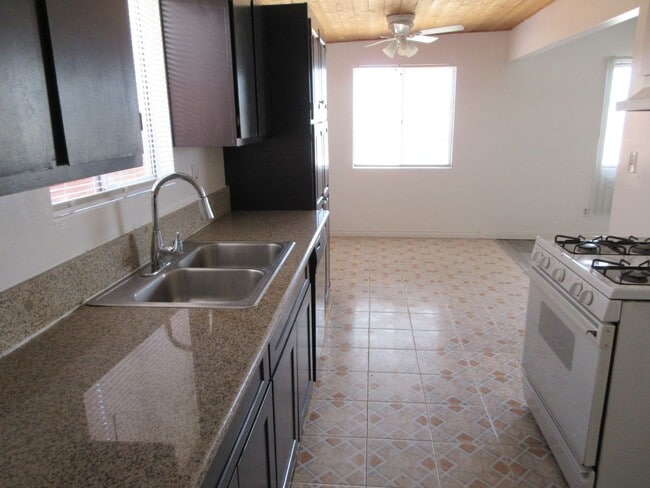 Foto del edificio - Gated 3 Bed/1 Bath With Big Backyard