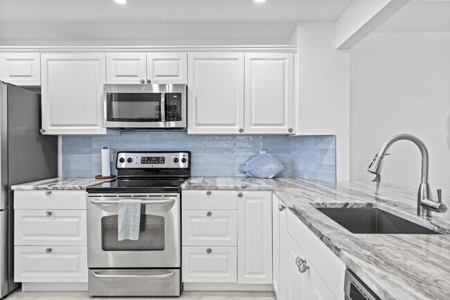 Building Photo - 9940 S Ocean Dr
