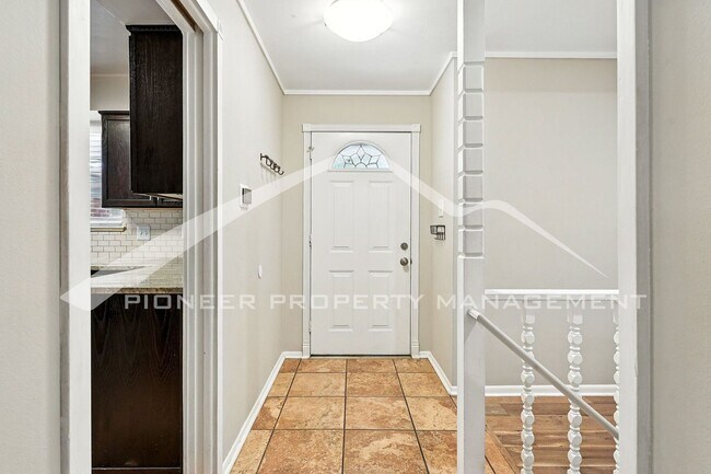 Building Photo - Stunning Home with Washer/Dryer and Centra...