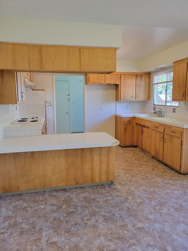 Foto del edificio - Spacious West Side 4 Bedroom with Large Garage