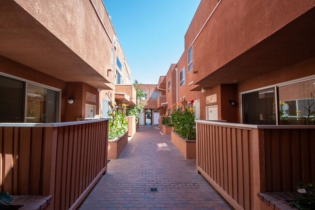 Building Photo - 11107 La Maida St