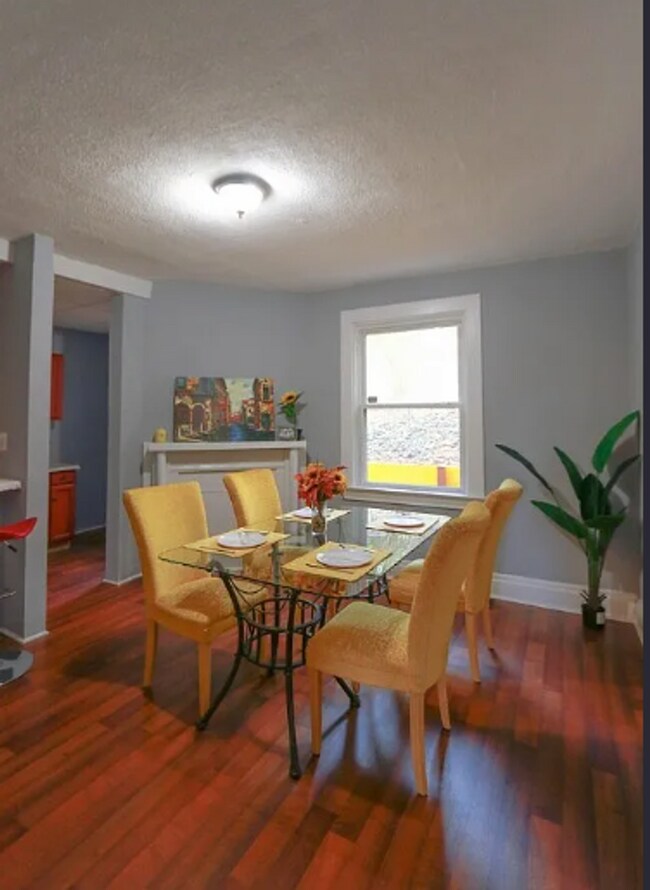 Foto del edificio - Spacious 4 Bedroom Home in Swissvale