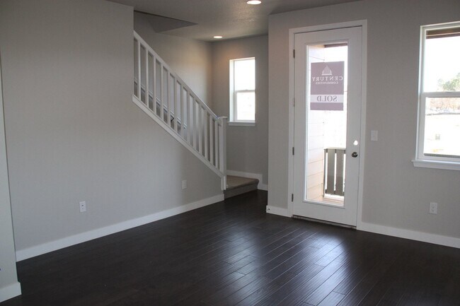 Foto del edificio - Available March 15th! "Spacious 3-Bedroom Townhouse Retreat in Aurora!"