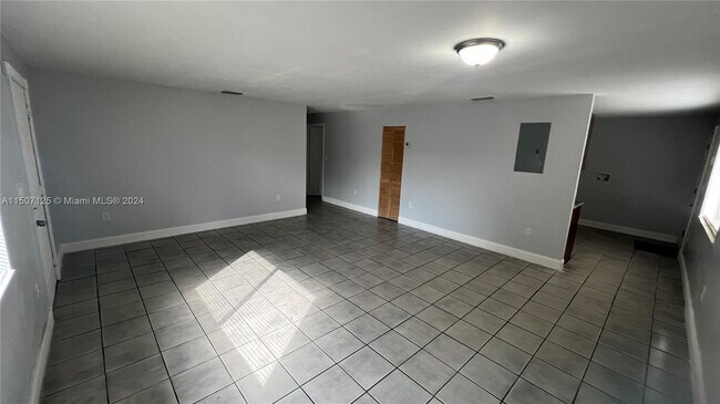 Building Photo - 9421 NW 30th Ct