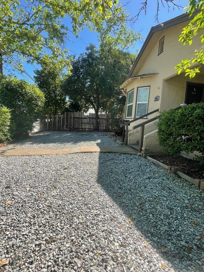 Building Photo - CHARMING 2 BED 1 BATH VICTORIAN HOME